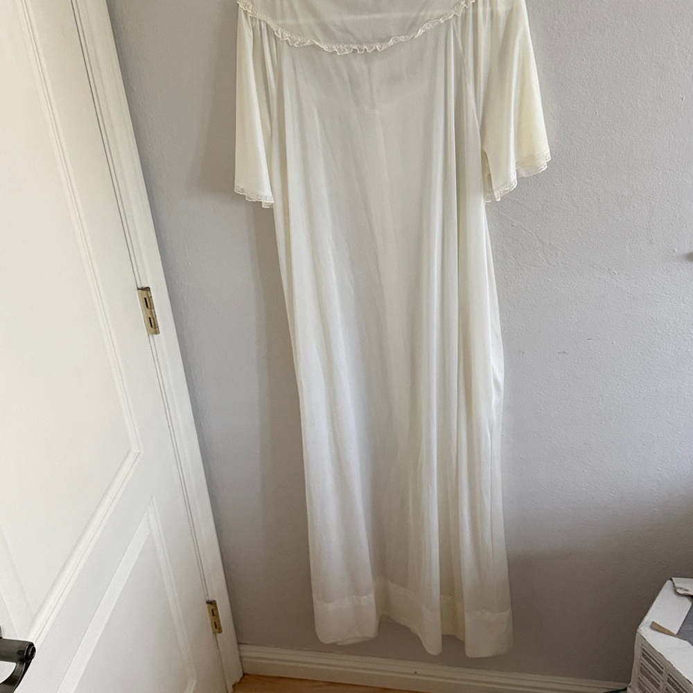 Vintage Women's Cream Sheer embroidered nightgown size M - Picture 6 of 8